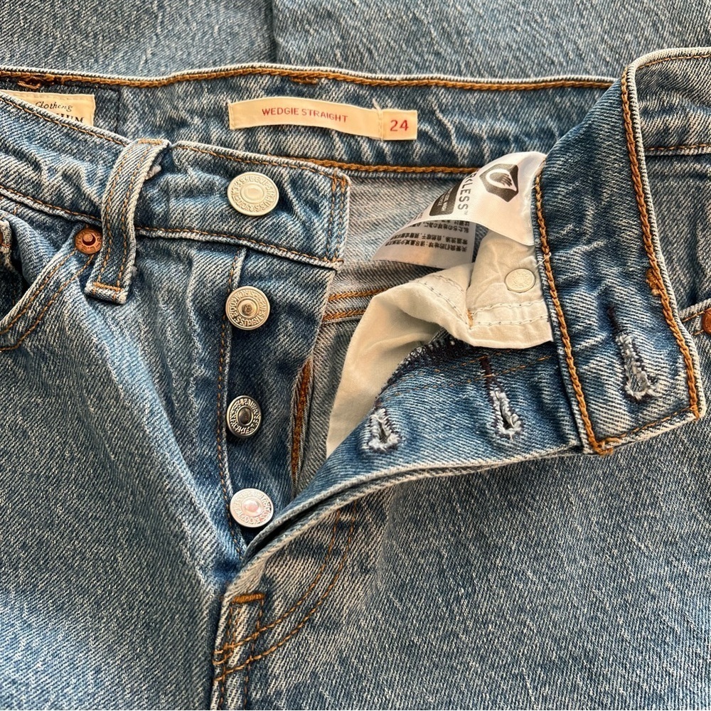 Levi’s Wedgie Straight Jeans With Button Fly & Raw Hem Size 24 - Picture 8 of 11